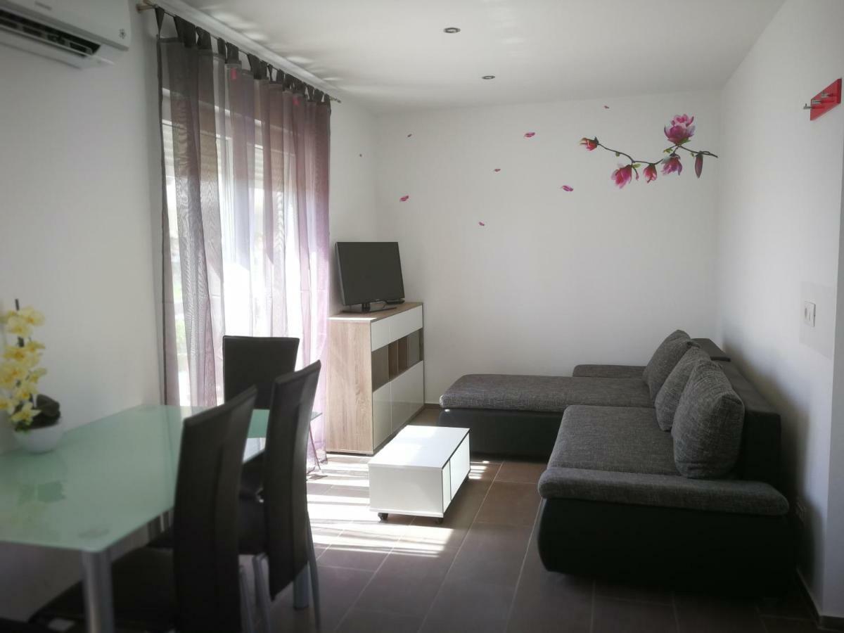 Erzen Apartment